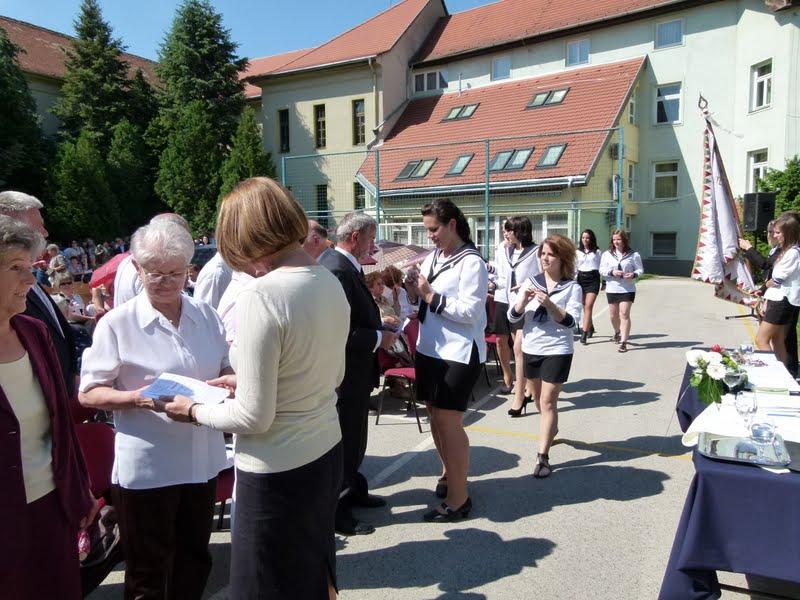 Az 50 éve érettségizett diákoknak a 11.C osztályos tanulók feltűzik a Tinódi-jelvényt