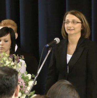 Hevér Mihályné igazgató búcsúztatja a végzősőket